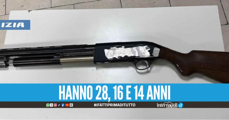 In giro per Napoli con un fucile in auto, tre giovani beccati da un'agente fuori servizio