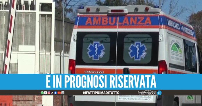 Incidente sul lavoro nel Napoletano, operaio cade da 3 metri: è grave