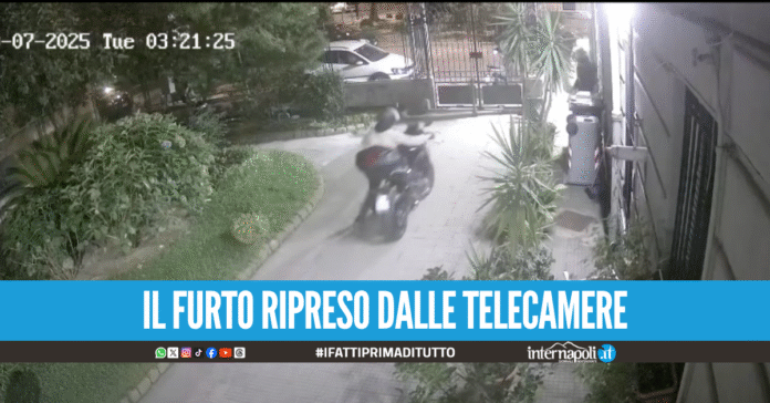 Incredibile al Vomero, entrano nel cortile e rubano una moto in meno di due minuti