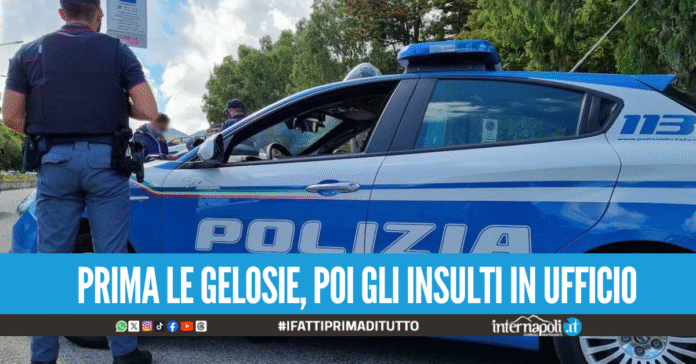 Innamorati dello stesso poliziotto, le due colleghe si fanno la guerra in ufficio