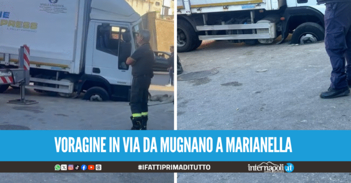 Cede il manto stradale a Marianella, camion viene inghiottito dall'asfalto