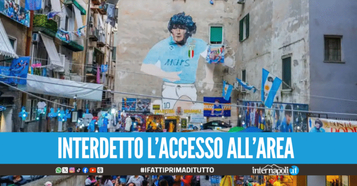 Blitz al murale di Maradona, sequestrate tutte le magliette e i gadget esposti