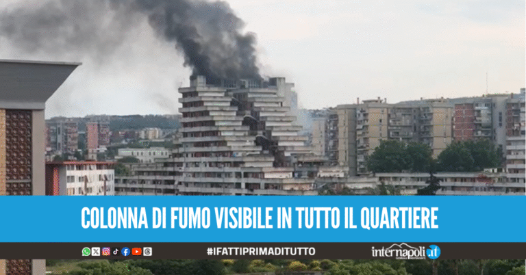 Fiamme nella Vela Rossa di Scampia, a fuoco cumuli di rifiuti