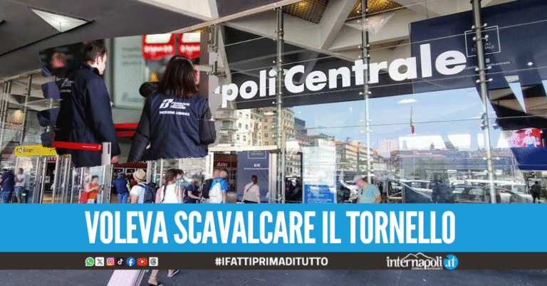 Pugni e calci agli operatori in Stazione Centrale a Napoli, poi fugge via con la radio aziendale