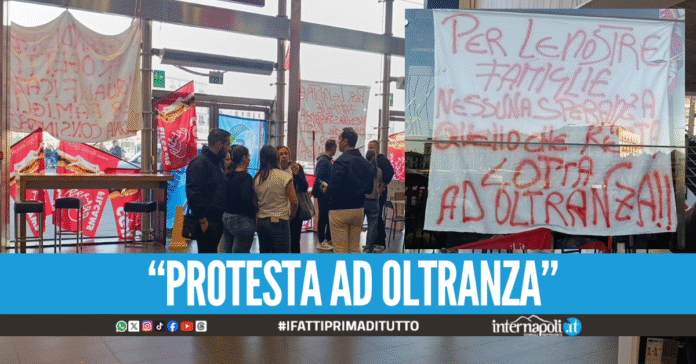 Napoli, i lavoratori del Burger King barricati nei locali di piazza Garibaldi