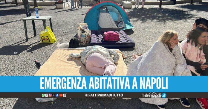 Protesta a Napoli delle famiglie dell'ex Motel Agip Se ci sgomberate, dormiremo per strada''