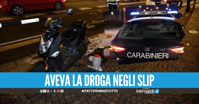 Si ferma con lo scooter in panne a Chiaiano, i carabinieri lo aiutano e scoprono la droga