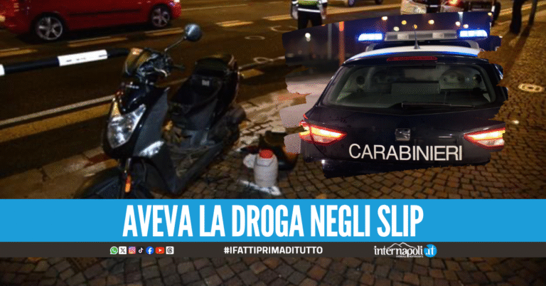 Si ferma con lo scooter in panne a Chiaiano, i carabinieri lo aiutano e scoprono la droga