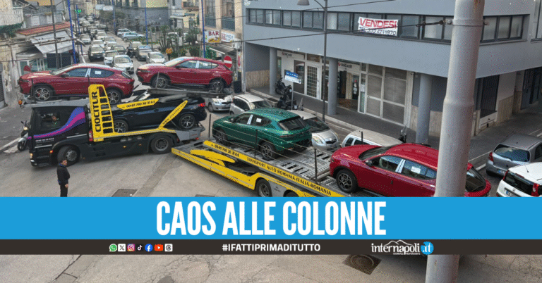 Traffico in tilt a Melito, Tir ignora il divieto e resta incastrato tra via Roma e via Casamartino
