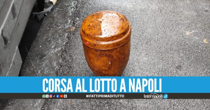 Urna funebre abbandonata al rione Traiano, ritrovata tra i cassonetti