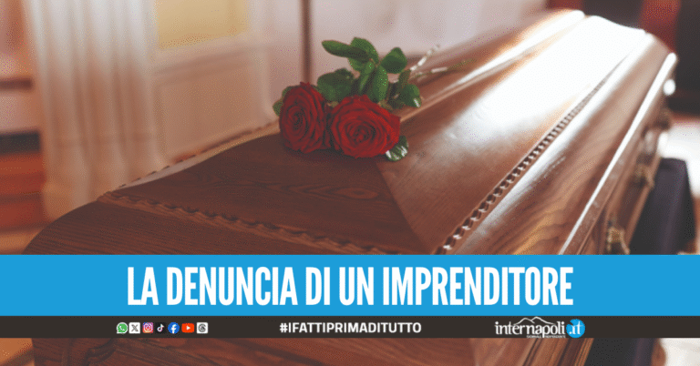 A Napoli è vietato morire a Natale e Capodanno. Funerali a rischio per la chiusura degli uffici