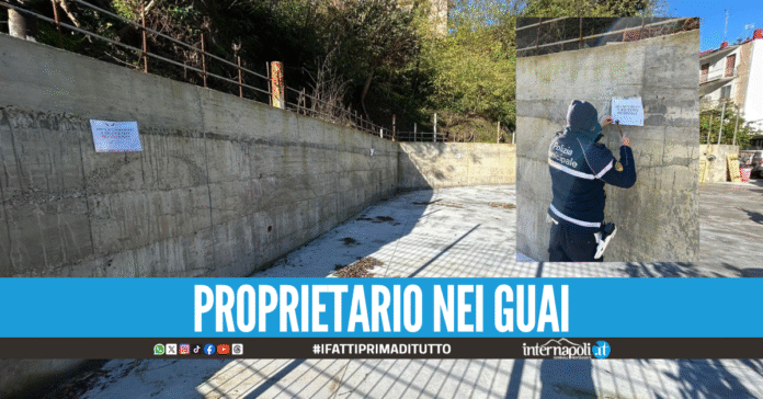 Abuso edilizio a Napoli, sequestrato muro in cemento armato di 55 metri