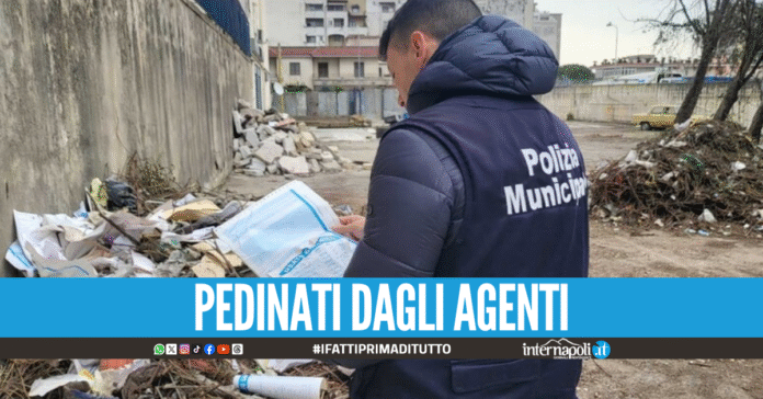 Beccati a sversare una tonnellata di rifiuti in strada a Scampia, denunciati due uomini