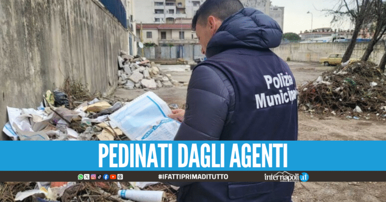 Beccati a sversare una tonnellata di rifiuti in strada a Scampia, denunciati due uomini