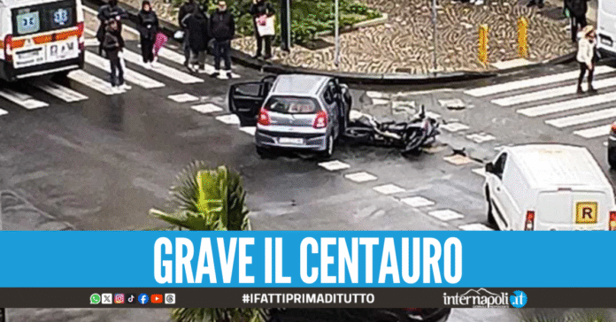 Ancora un incidente a Fuorigrotta, terribile schianto auto-moto all'incrocio