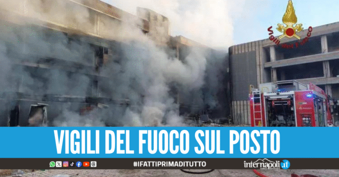 Edificio abbandonato in fiamme a Roma, all'interno persone che lo occupavano