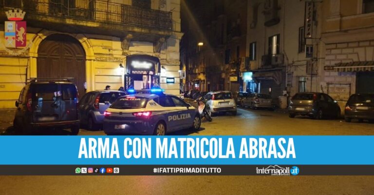 Girava con la pistola fuori al locale a Bagnoli, arrestato un 23enne