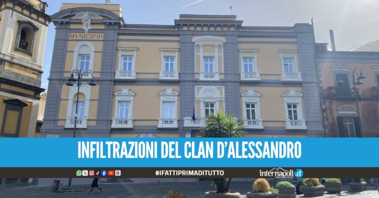 Camorra a Castellammare, indagati il figlio e il nipote del politico