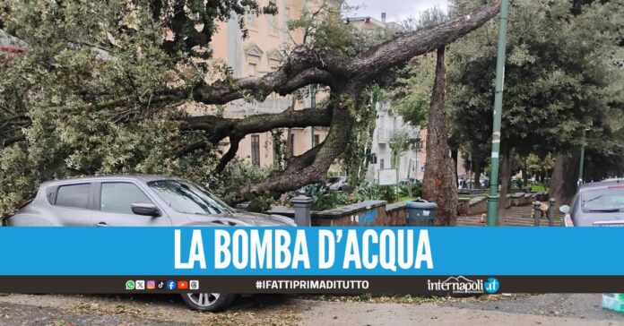 Allerta tra Napoli e provincia, primi danni del maltempo