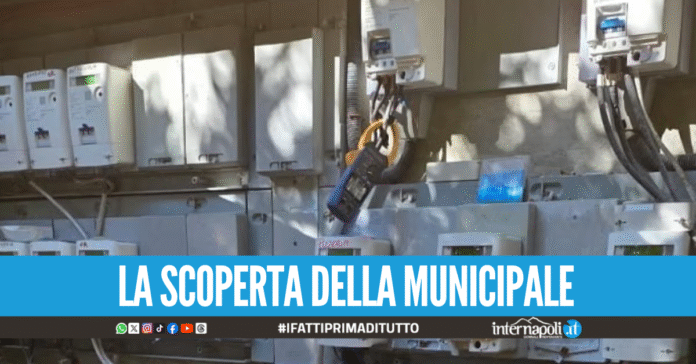 Fili sospetti dalla buca in strada a Pozzuoli, due denunce per furto di acqua e corrente