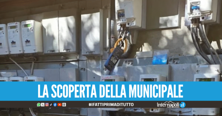Fili sospetti dalla buca in strada a Pozzuoli, due denunce per furto di acqua e corrente