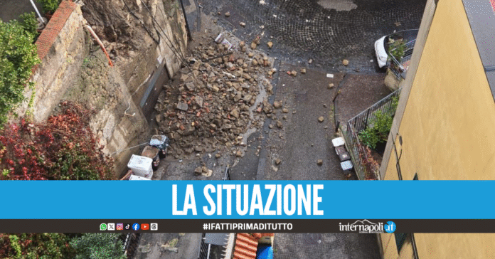 Crollo costone al Parco Carelli a Posillipo, pompieri al lavoro: interdetto l'accesso alle auto