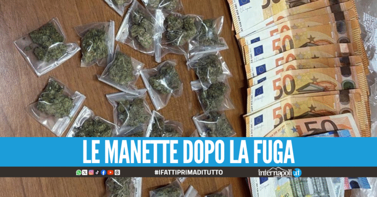 Droga e contanti nascosti nell'auto in sosta, due arresti a Napoli