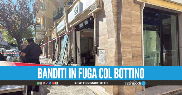 Ladri in azione ad Afragola, bancomat sradicato con l'escavatore