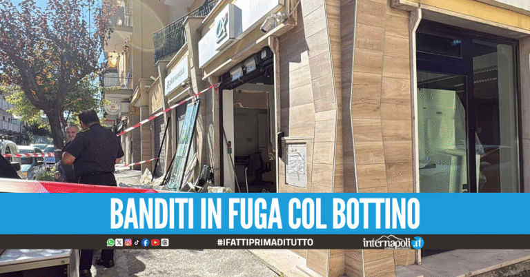 Ladri in azione ad Afragola, bancomat sradicato con l'escavatore