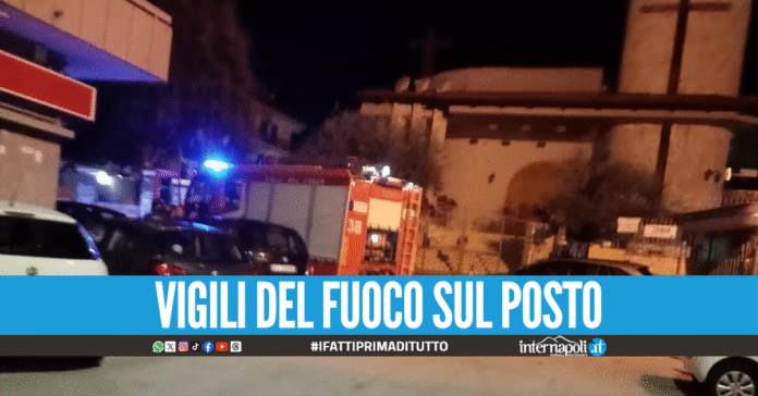 Paura nella notte a Marano, fiamme nel supermercato vicino alla chiesa