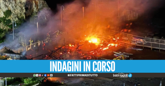 Paura nella notte a Vico Equense, in fiamme due noti lidi