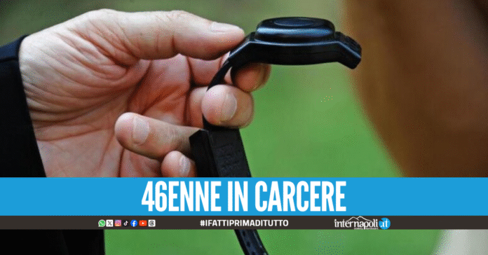 Scampia, si strappa il braccialetto elettronico per perseguitare la ex: arrestato