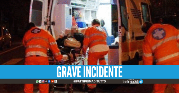 Smart si schianta contro un albero nel Napoletano, due feriti: uno è grave