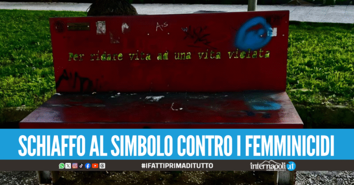 Vomero, la panchina rossa imbrattata e vandalizzata