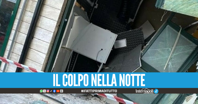 Assalto in banca nel Napoletano, fanno esplodere l'ATM e scappano col bottino