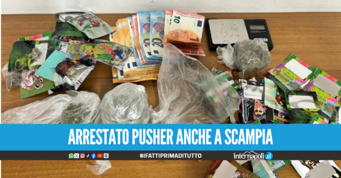 Beccato a vendere droga vicino la scuola, 24enne in manette a Napoli
