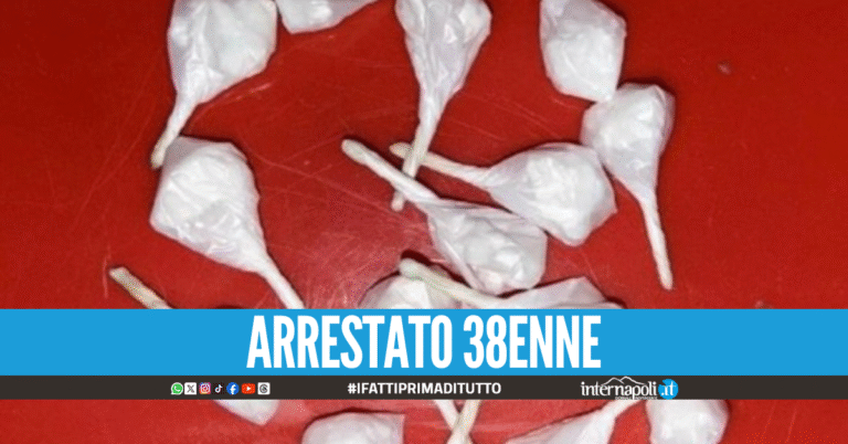 Beccato con la cocaina in strada a Scampia, pusher in manette