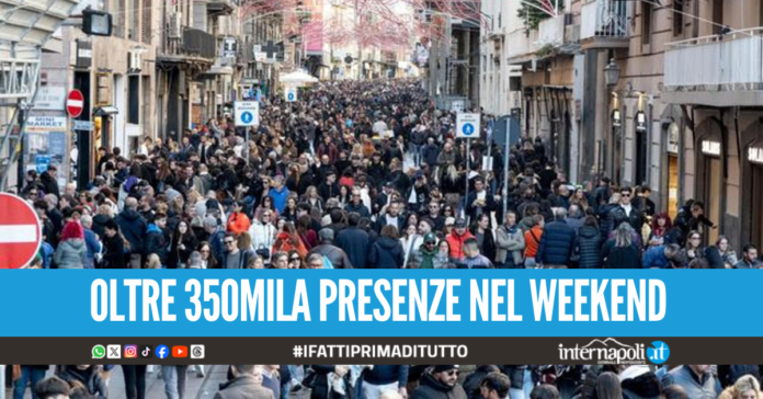 Napoli invasa dai turisti per il ponte dell'Immacolata, fiumi di gente per le strade della città