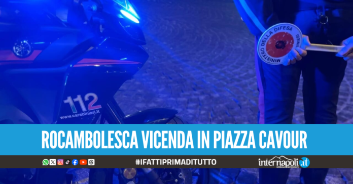 Lancia la droga per sfuggire all'arresto, la bustina si infila nel finestrino di un'auto in transito
