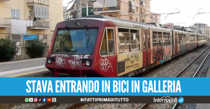 Tragedia sulla linea della Circumvesuviana a Vico Equense, investito e ucciso dal treno in corsa