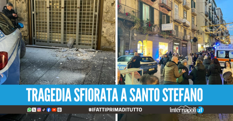 Crollano calcinacci dal cornicione su via Toledo, due turiste ferite alla testa