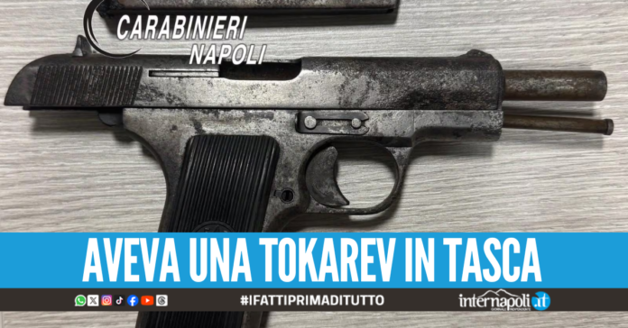 Va in caserma per l'obbligo di firma con la pistola addosso, arrestato 24enne a Casoria