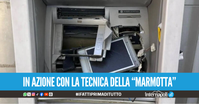 Assalto con esplosione ai bancomat nel Napoletano, ladri in fuga con l'intero ATM