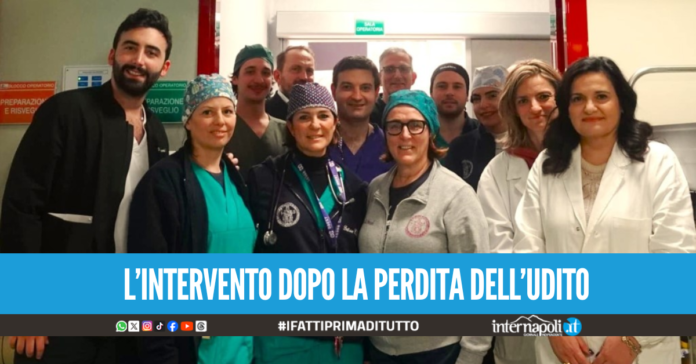 Sessantenne torna a sentire grazie a un impianto cocleare robotico: l'intervento all'AOU Federico II