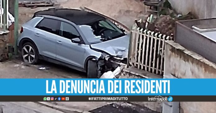 Sfonda il cancello a Mugnano, incidente nella 'curva della morte'