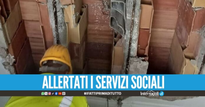 Crolla il solaio della casa popolare a Napoli, paura per 2 famiglie