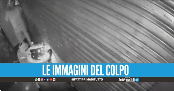 Furto in gioielleria a Sant'Antimo, banditi in azione con la tecnica della spaccata