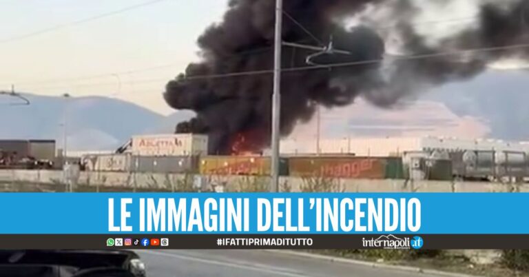Maxi incendio a Nola, scatta l'allerta all'Interporto