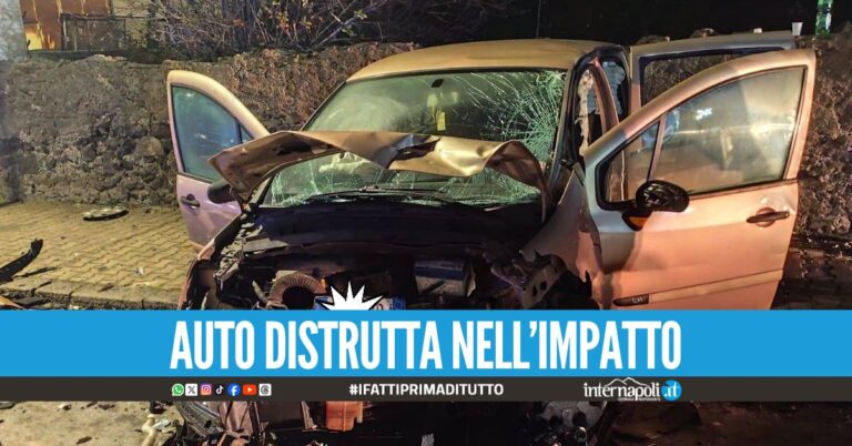 Schianto alla fine della fuga, feriti 2 ragazzi a Pompei