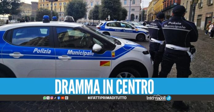 Si lancia nel vuoto a Napoli, morto dopo il terribile schianto